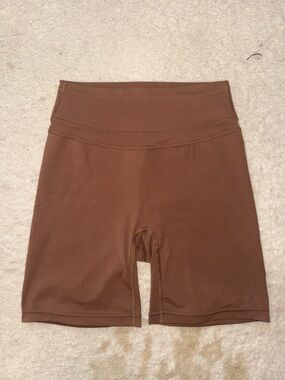 Women’s High-Rise Bike Shorts in Brown